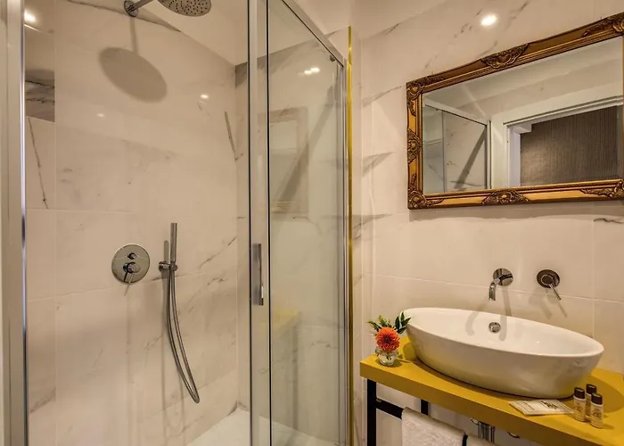 ليتل كوين بنثيون روما